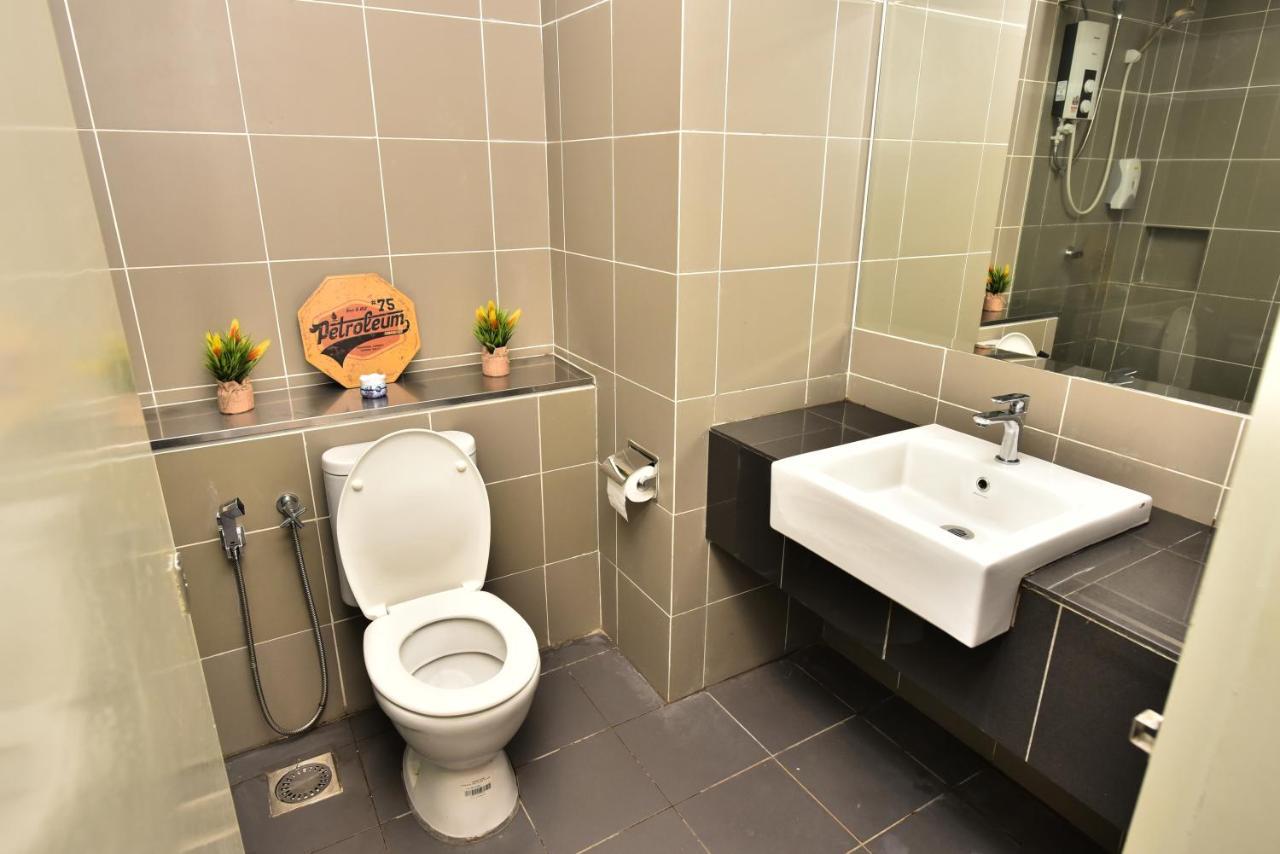 H&F Homestay The Two Owls Nest Aeropod Sovo Studio Room - 2 Queen Bed - Near Airport - Free Parking كوتا كينابالو المظهر الخارجي الصورة